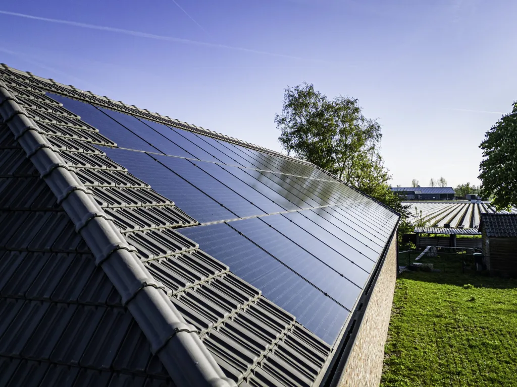 Zwarte zonnepanelen op een pannendak, van dichtbij gezien