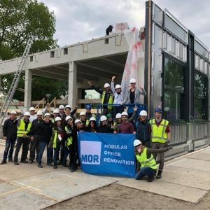 Studenten TU Delft bereiken hoogste punt tijdens de bouw van modulair en energie producerend appartement