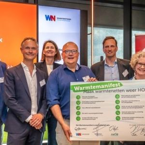 Warmtemanifest ondertekend. V.l.n.r.: Harold Lever - Bouwend Nederland, Olof van der Gaag - NVDE, Marjolein Demmers - Natuur & Milieu, Ernst Japikse - Stichting Warmtenetwerk, Jeroen Sanders - Enexis, Caroline Kollau - Ministerie EZK, Jaap van Roekel - KP